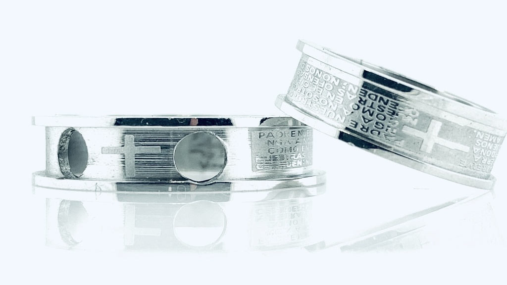 ARGOLLA CARRIL CON PADRE NUESTRO Y ORIFICIO PARA CADENA